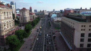 Ukrayna 'nın başkenti Kyiv' deki Khreshchatyk ana caddesinden Bessarabian pazarına doğru uçuş.