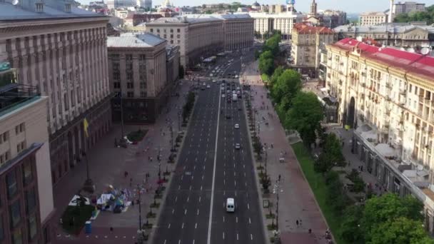 Voo sobre a rua principal Khreshchatyk na capital ucraniana Kiev — Vídeo de Stock