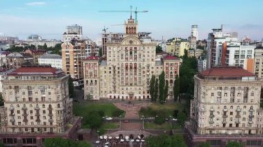 Kyiv 'de yıldızlı Ev Binası' yla Panorama. Dolly 'den pürüzsüz bir uzaktan kumanda. 