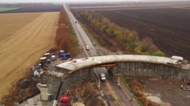 Beton köprü inşaatı boyunca panoramik drone atışı