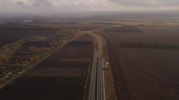 Inclinar para baixo tiro de uma auto-estrada entre os campos de cima para baixo de uma grande altura — Vídeo de Stock