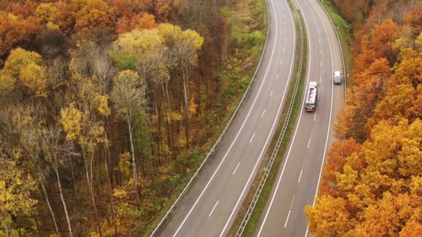 Coches y camiones circulan por los carriles de la autopista - Concepto de carga — Vídeo de stock