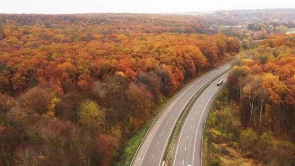 Krzywa panoramy Drone Shot - Ruch samochodów osobowych i ciężarowych na autostradzie jesienią — Wideo stockowe