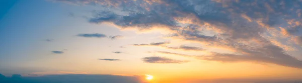 天空全景，黄色的太阳和层叠的云彩 — 图库照片