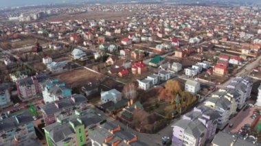 İnsansız hava aracı gündüzleri kulübeler, dubleksler ve çoklu aile evleri üzerinde uçuyor.