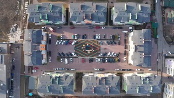 在一幢有汽车的住宅楼中央，从头顶向下俯冲的无人驾驶飞机 — 图库视频影像