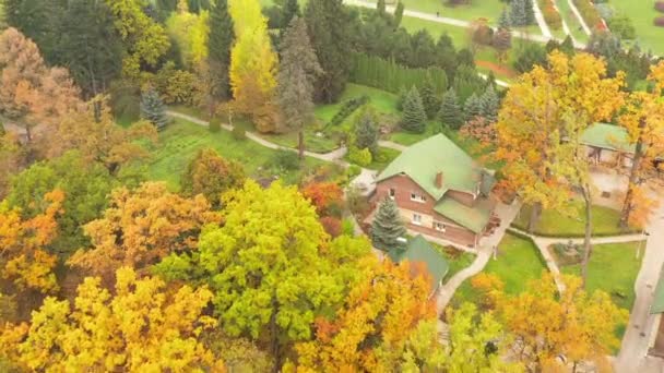 Lot dronem nad domem leśników w parku krajobrazowym na skraju jesiennego lasu — Wideo stockowe