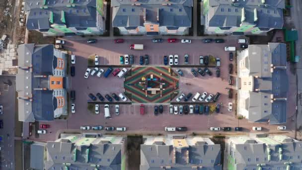 Drone Décollage Prise de vue de la zone au milieu d'un immeuble résidentiel avec des voitures — Video