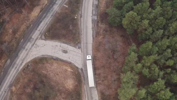 Un camion bianco con un rimorchio tira in un incrocio - drone vista dall'alto colpo in testa. — Video Stock