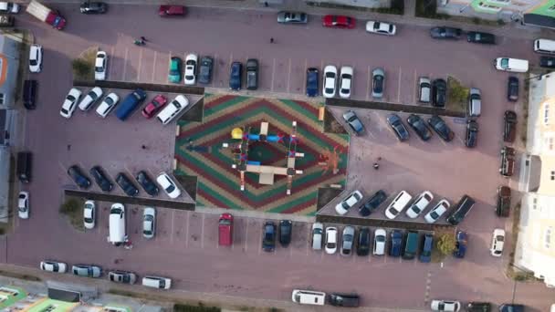Drone en spirale Vue aérienne de la zone au milieu d'un bâtiment résidentiel avec des voitures — Video