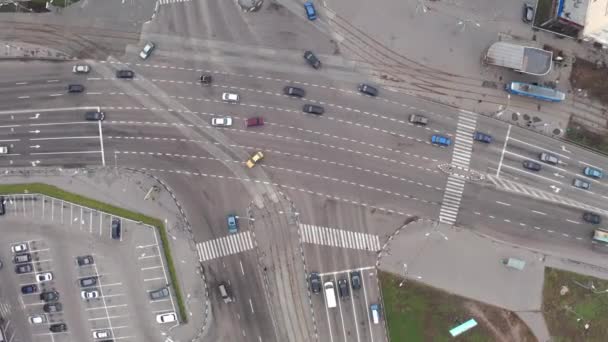 車は信号機と複数車線の複合交差点を通過します-ドローンオーバーヘッドズームインショット. — ストック動画