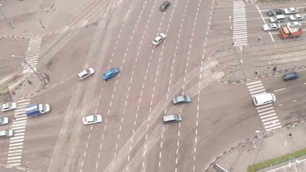 Los coches pasan por una intersección compleja de varios carriles con semáforos: inclinación de drones y toma de panorámicas. — Vídeo de stock