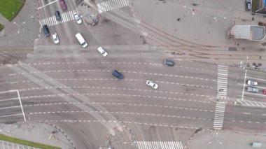 Şehirdeki geniş bir caddenin büyük bir kavşağından geçen bir sürü araba var..
