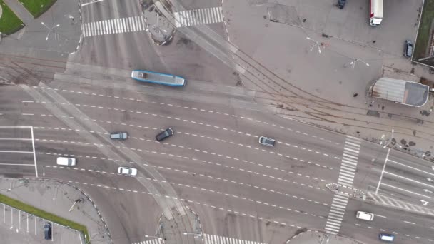 Eléctrico e carros se move através de um grande cruzamento drone overhead zoom-in tiro. — Vídeo de Stock