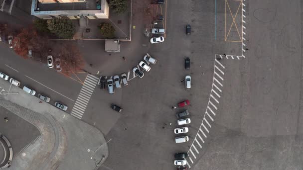 Samochód elektryczny przejeżdżający przez plac - strzał drona nad głową. — Wideo stockowe
