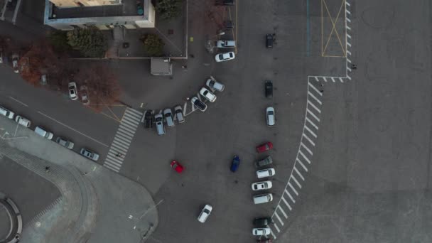 Plusieurs voitures conduisant à travers la place - coup de drone aérien. — Video