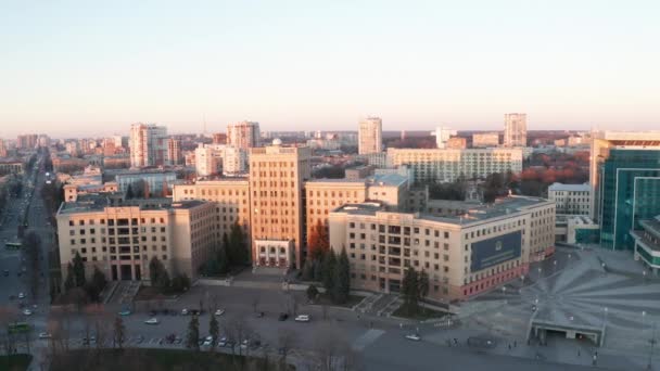 Byggandet av Karazin University under hösten kväll, Charkov, Ukraina - Drone Orbiting Shot — Stockvideo