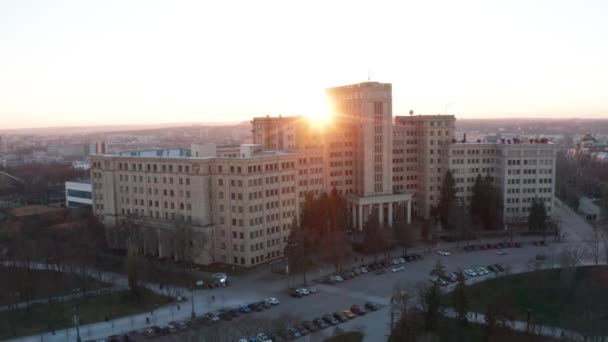 Gebäude der Karazin-Universität während des Herbstabends, Charkow, Ukraine - Drohnenschuss — Stockvideo