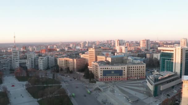 Byggandet av Karazin University under hösten kväll, Charkov, Ukraina - Drone Orbiting Shot — Stockvideo