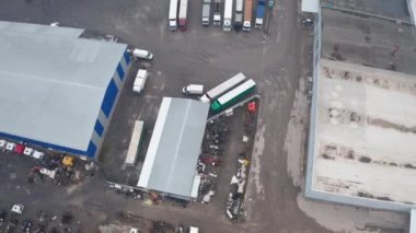 Kamyonlar ve karavanlar için park yeri olan lojistik terminali - insansız hava aracının yörüngesindeki çekim.