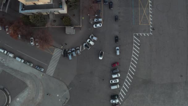 Τρία αυτοκίνητα που διασχίζουν την πλατεία - εναέρια drone shot. — Αρχείο Βίντεο