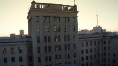 Kharkiv 'deki bir binanın kulesinin arkasından yükseliyor.