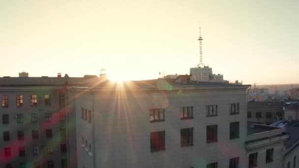 Panning atrás do edifício com torre em Kharkiv - deslizante drone tiro — Vídeo de Stock