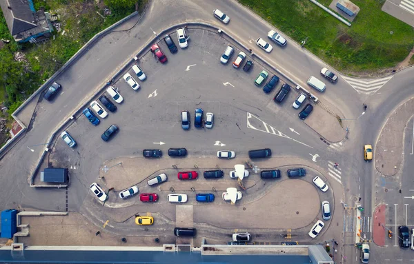Arabalar için dağıtım hattı olan bir fast food restoranının yanındaki otoparkta..
