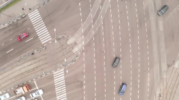 Os carros passam por uma interseção complexa de várias faixas com semáforos inclinação do drone e tiro na panela. — Vídeo de Stock