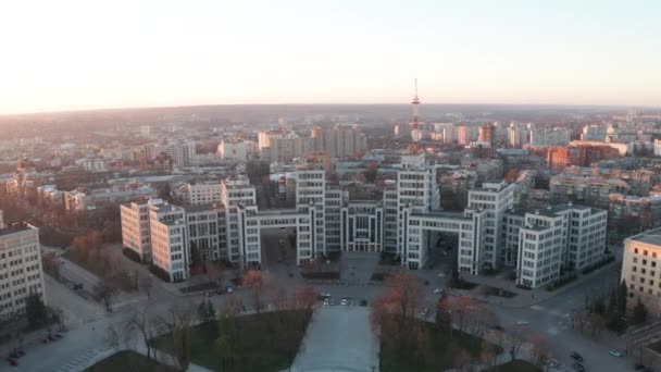 Edifício da Universidade de Karazin durante a noite de outono, Kharkov, Ucrânia Drone Panning Shot — Vídeo de Stock