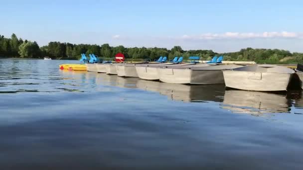 Tomma båtar och katamaraner på floden docka svajar på vågorna - långsam mo skott — Stockvideo