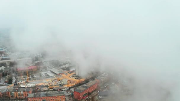 Eine beißende Rauchwolke über der Stadt - Luftverschmutzung durch eine thermische Industriestation in Charkiw — Stockvideo