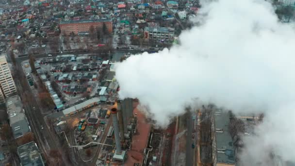 Загрязнение воздуха по отраслям промышленности в городе - снимок с орбиты с воздуха — стоковое видео