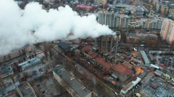 Poluição do fumo de uma estação térmica em uma área industrial da cidade - orbitando tiro — Vídeo de Stock