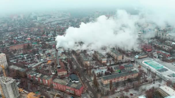 Poluição do ar da estação de caldeira de aquecimento na cidade - inclinação vista aérea e pan tiro — Vídeo de Stock