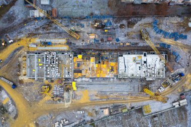 Vinçleri olan bir inşaat sahası - hava üst görünümü