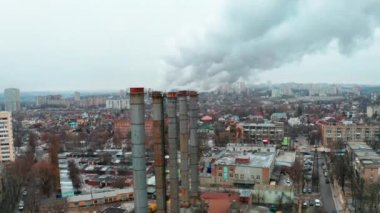 Şehrin sanayi bölgesindeki bir termik santralden çıkan duman kirliliği - Yükselen Vuruş 