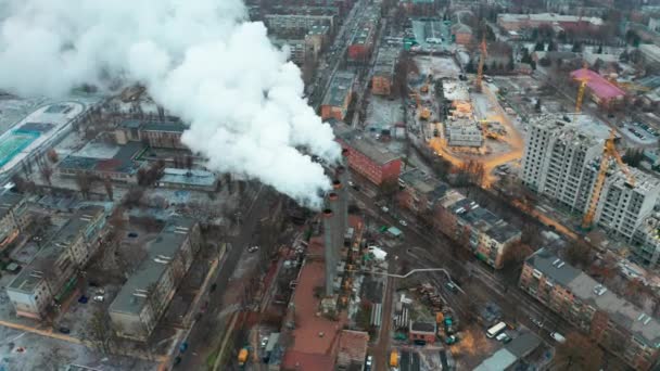 Pollution par la fumée provenant d'une station thermale dans une zone industrielle de la ville - vue aérienne — Video