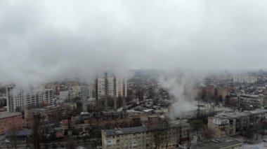 Şehrin ısıtma istasyonunun borularından çıkan duman - sonbahar günü panoramik uçuşlar