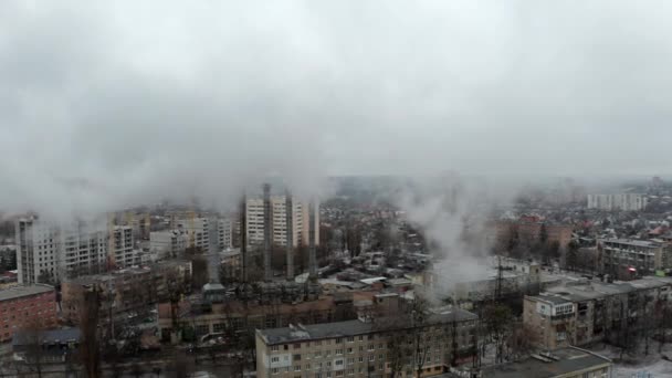 Дым из труб тепловой котельной города - панорамный пролет в осенний день — стоковое видео