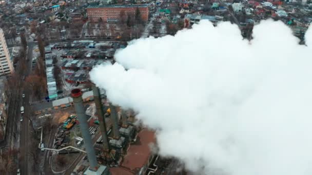 Luftverschmutzung in Charkow durch die alte Kesselanlage - Emissionen aus der Schornsteinfabrik — Stockvideo