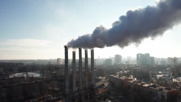 Загрязнение воздуха тепловой котельной в городе - Снимок с орбиты беспилотника — стоковое видео