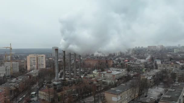 Panoramische flyby van rookpijpen in de stad - luchtvervuiling — Stockvideo