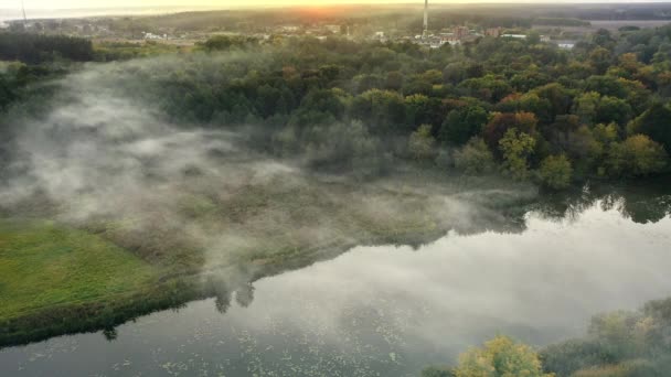Mgła powoli unosi się nad rzeką w spokojny letni wieczór - strzał z drona lotniczego — Wideo stockowe