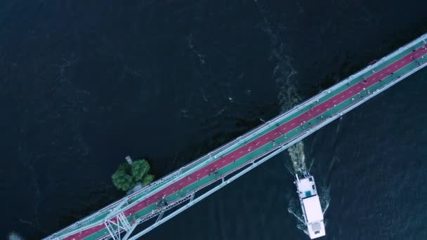 Fotografia panorâmica de uma ponte pedonal com pessoas caminhando ao longo dela durante um fim de semana em tempo quente — Vídeo de Stock