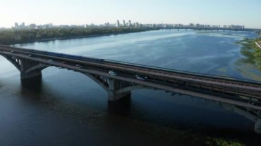Kiev 'deki metro köprüsünde trafik vardı. Metro vagonlu bir trenin hareketi.