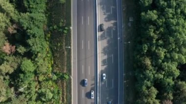 Banliyö otobanında trafik - hava aracı görüntüsü.