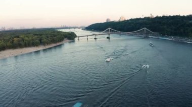 Nehirde nehir trafiği Kiev 'de Dnipro - buharlılar, botlar, botlar suda yüzüyor