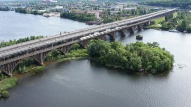 Kiev 'deki köprüde metro vagonlu bir trenin izini sürmek.