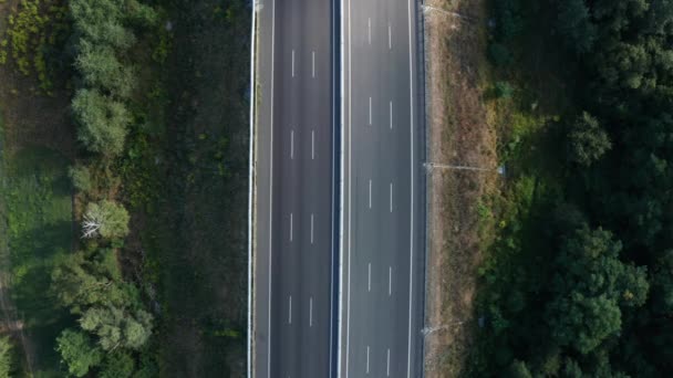 Autoverkehr auf dem Streckenabschnitt - statische Aufnahme von oben. — Stockvideo